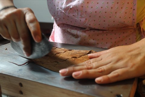 Cutting wrapper leaf with a chaveta